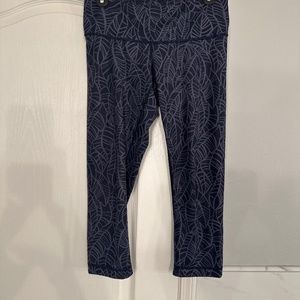 Lululemon size 8 cropped leggings 23”